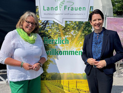 Präsidentin Cornelia Langreck und Ministerin Silke Gorißen